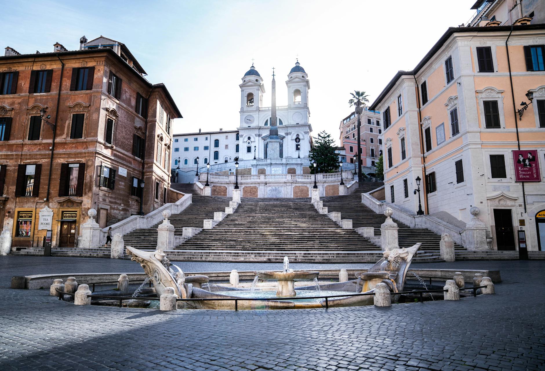 Piazza di Spagna in fiore, tornano le azalee a Trinità dei Monti