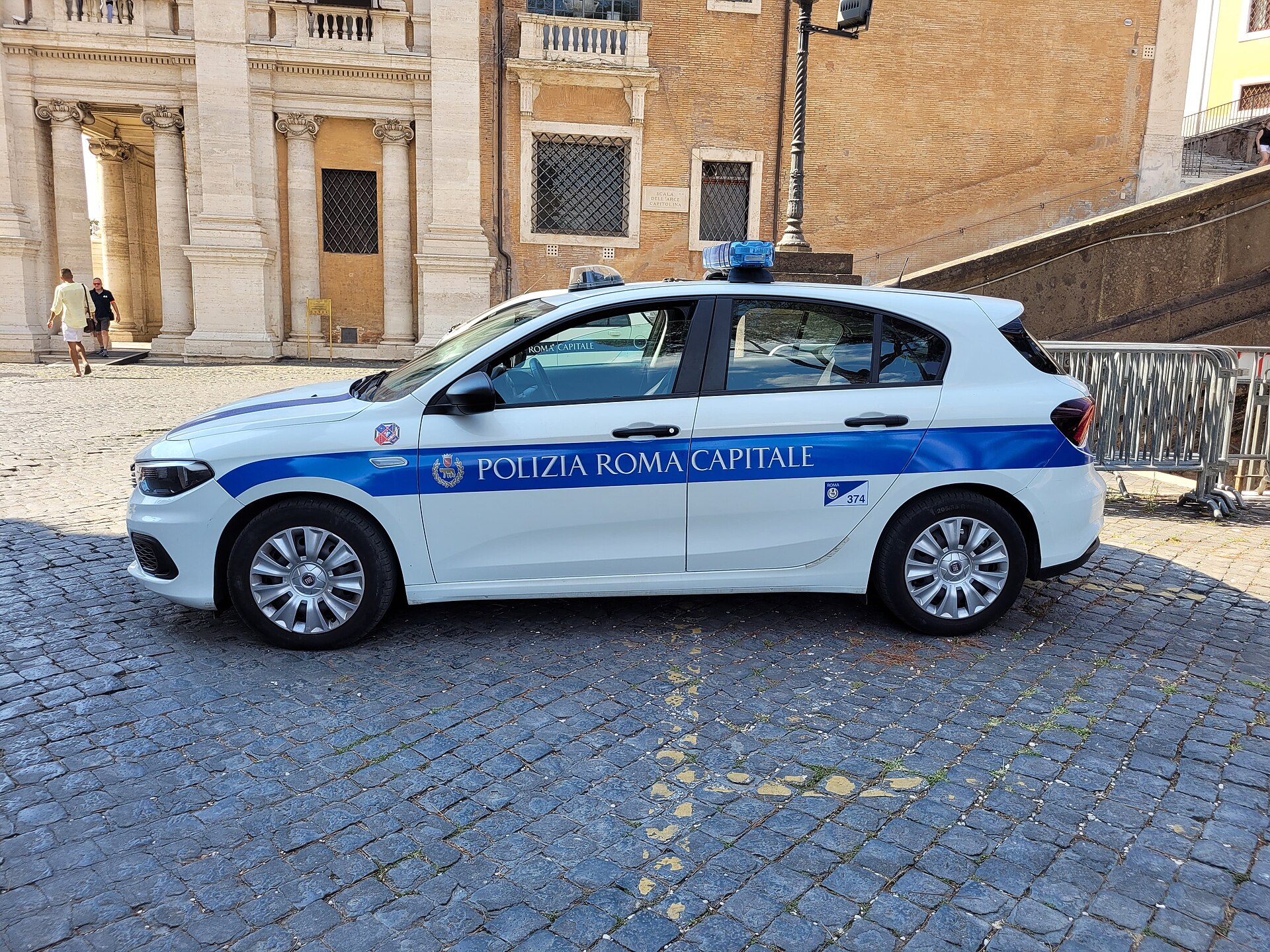 Roma, minacce con pistola per un debito da 50mila euro: due arresti