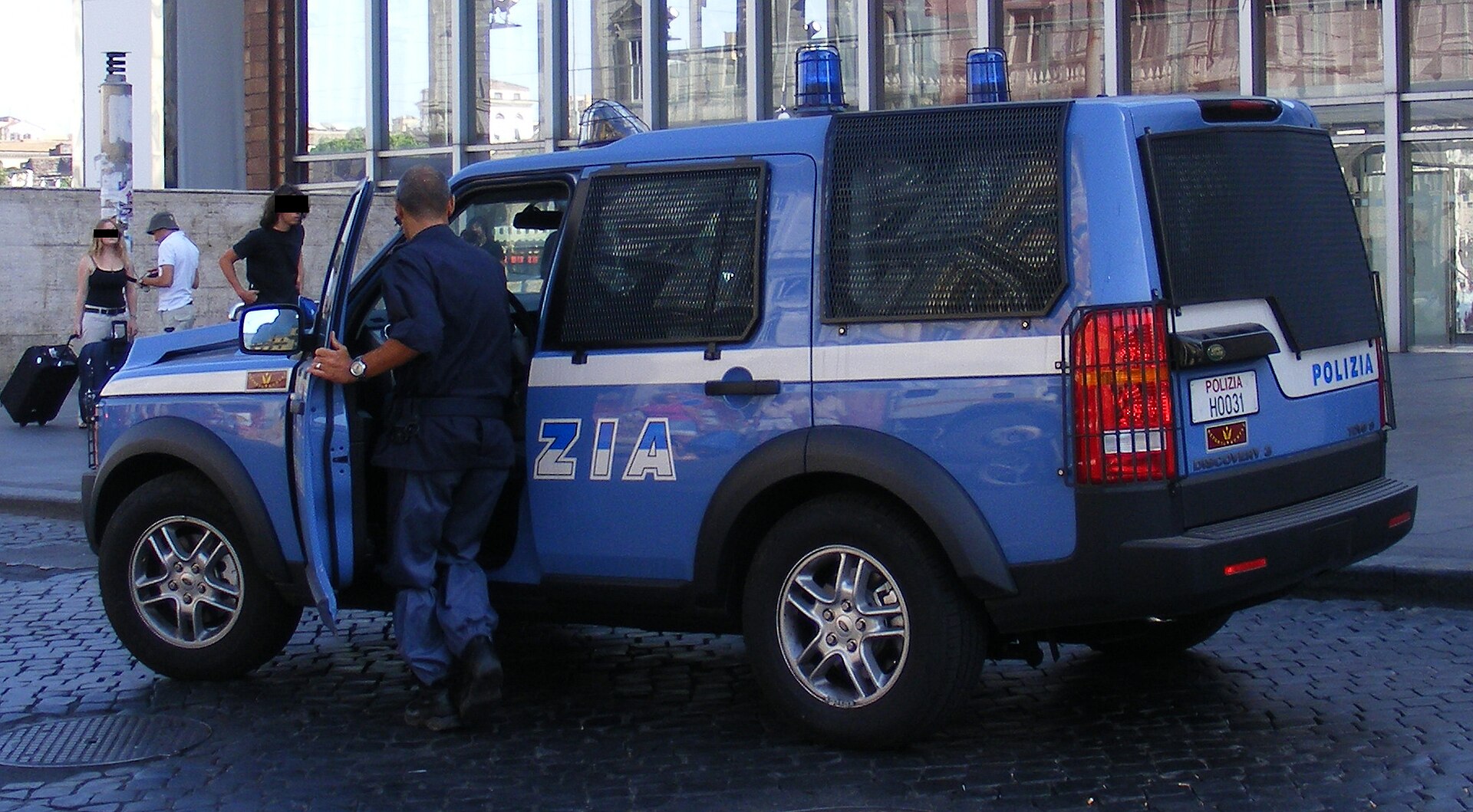 Roma, sette arresti per spaccio tra rider della droga e nascondigli nelle auto