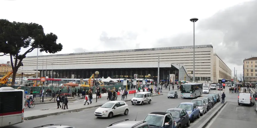 Roma Termini, droga nascosta nelle prese e rapina: 5 arresti