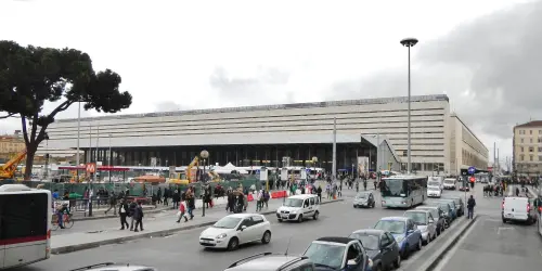 Roma Termini, droga nascosta nelle prese e rapina: 5 arresti