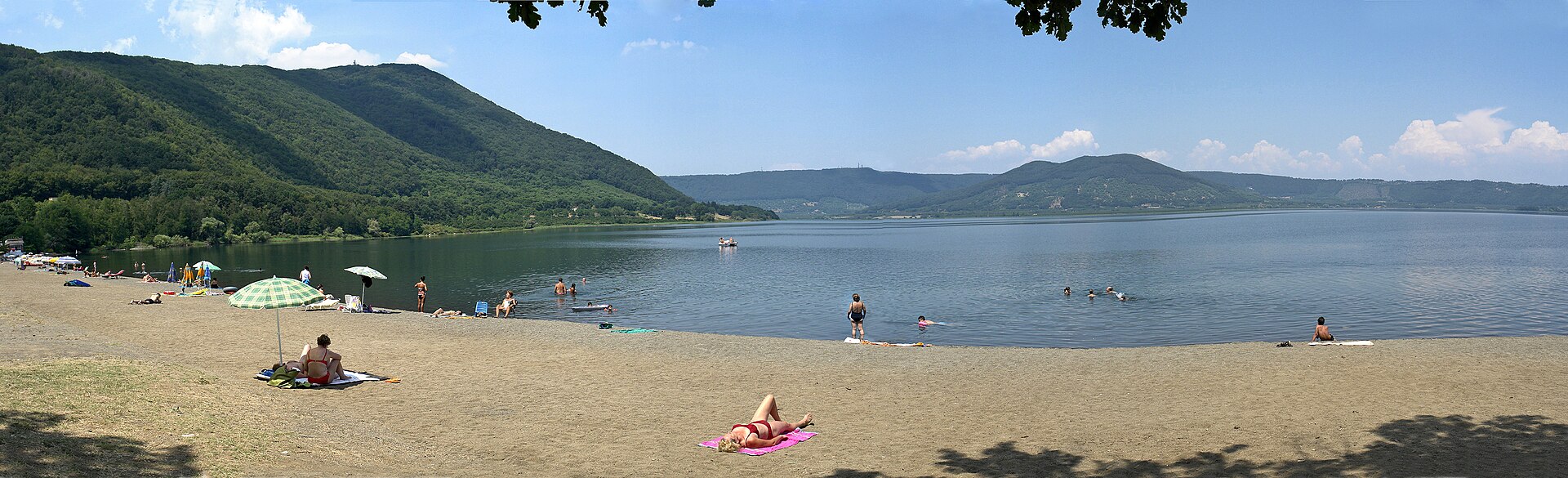 I laghi del Lazio: guida a Bracciano, Bolsena e Vico tra spiagge, borghi e sport acquatici