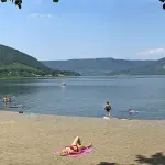 I laghi del Lazio: guida a Bracciano, Bolsena e Vico tra spiagge, borghi e sport acquatici