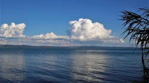 Il Lago di Bolsena: coregone, borghi medievali e tradizioni del più grande lago vulcanico d’Europa