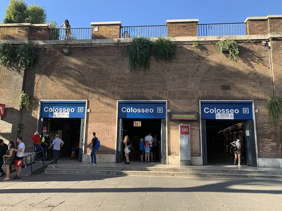 Roma, borseggio alla metro Colosseo: arrestate due ladre sorprese dalla Polizia